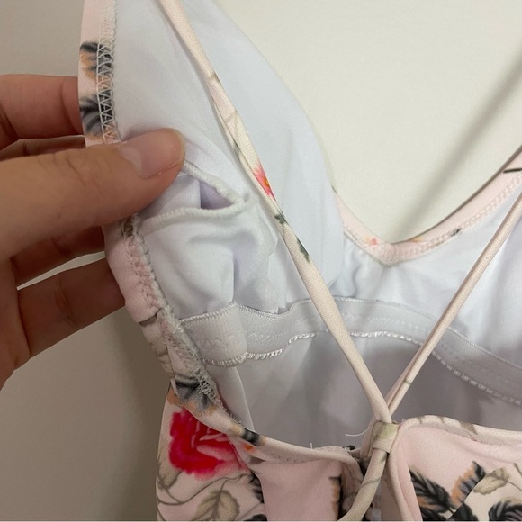 [Cupshe] Women's Light Pink Floral Cross Strap One Piece Swimsuit - Picture 4 of 8